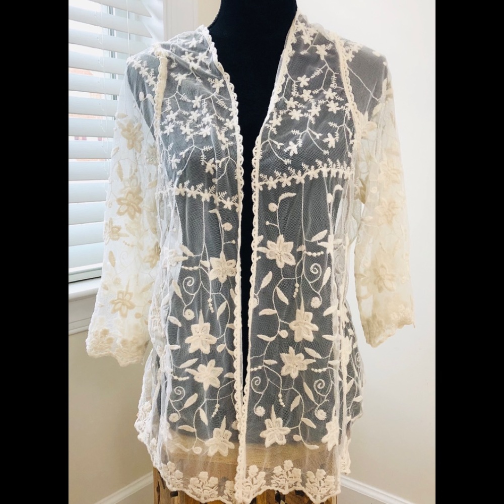 NWOT Lace coverup/ shrug Front open scalloped trim